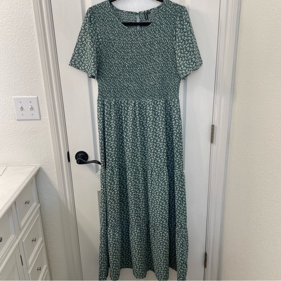 Chic Green Floral Maxi Dress - Picture 1 of 4